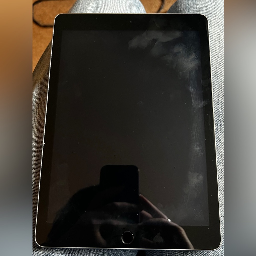 iPad 5th Gen 128 gb w/Case